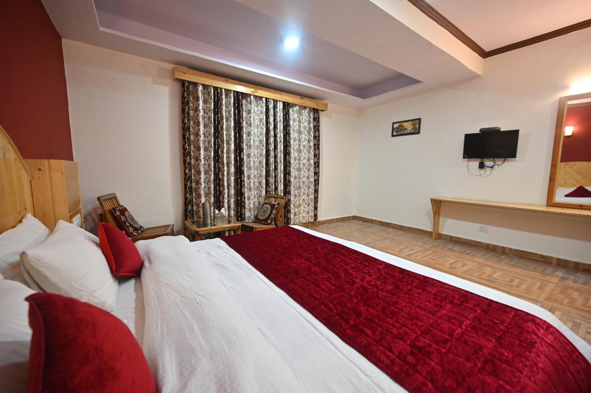 Krishana Cottage A Pure Veg !!!300 M From Hadimba Temple!!!Balcony Rooms!!!Veg Restaurant!!!Couple Friendly!!!Family Cottage!!! Маналі Екстер'єр фото