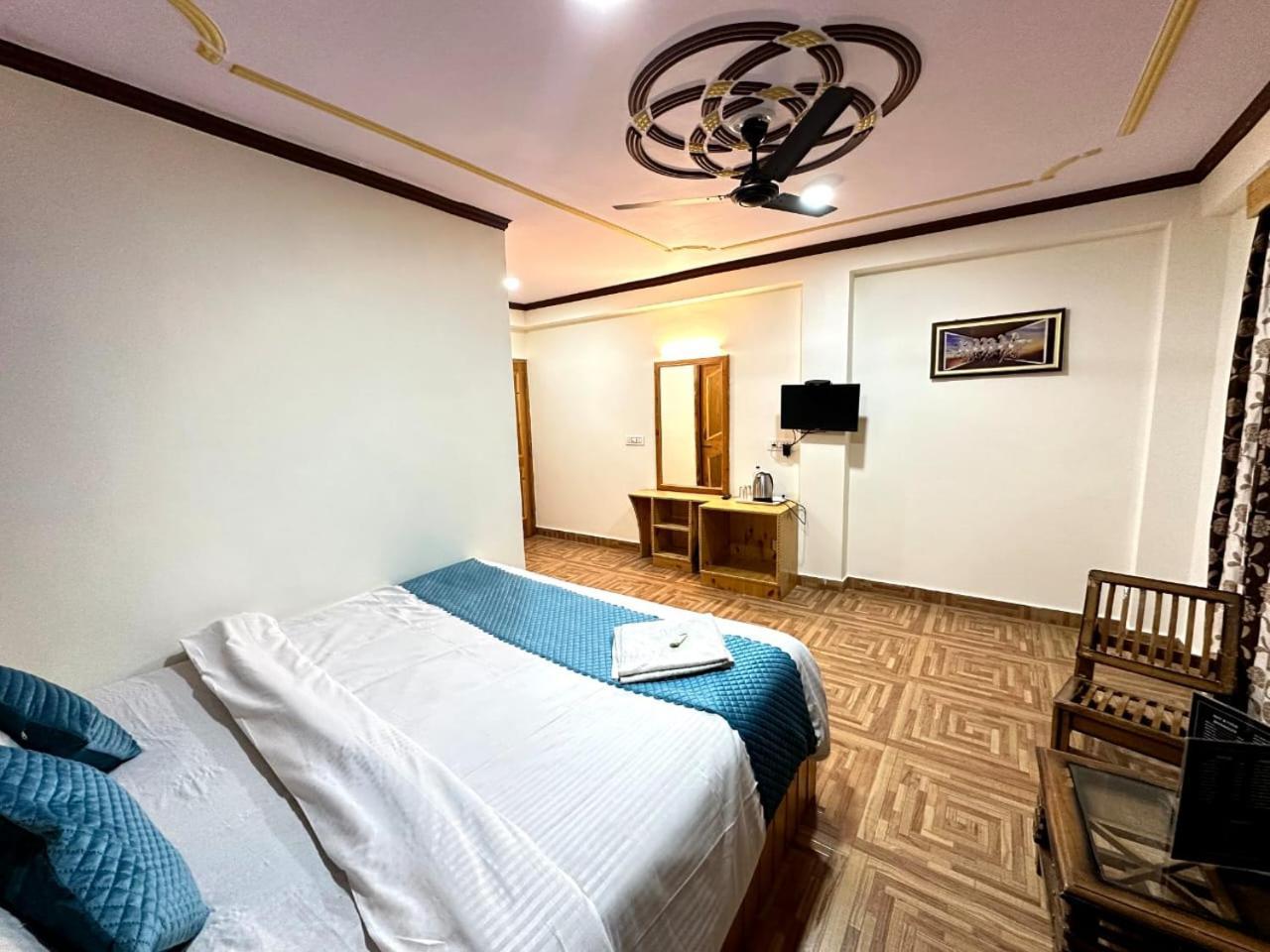 Krishana Cottage A Pure Veg !!!300 M From Hadimba Temple!!!Balcony Rooms!!!Veg Restaurant!!!Couple Friendly!!!Family Cottage!!! Маналі Екстер'єр фото