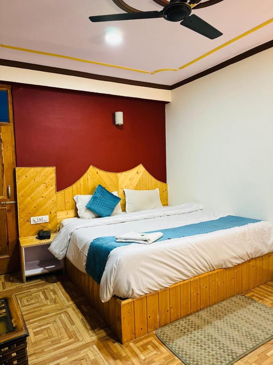 Krishana Cottage A Pure Veg !!!300 M From Hadimba Temple!!!Balcony Rooms!!!Veg Restaurant!!!Couple Friendly!!!Family Cottage!!! Маналі Екстер'єр фото